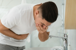 Hay buồn nôn sau bữa ăn: Do ăn uống không hợp hay trào ngược dạ dày?