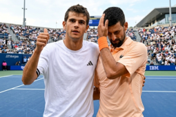 Djokovic nhận cú sốc từ "truyền nhân Nadal", chơi canh bạc lớn vì vé dự ATP Finals