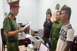Bắt giam đối tượng mang kiếm đập phá tài sản, đăng video lên Facebook ‘Không Cần Biết’