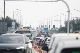 Dòng ôtô nhích từng chút lên cầu Thăng Long trong ngày đầu cấm xe để thi công trạm cân