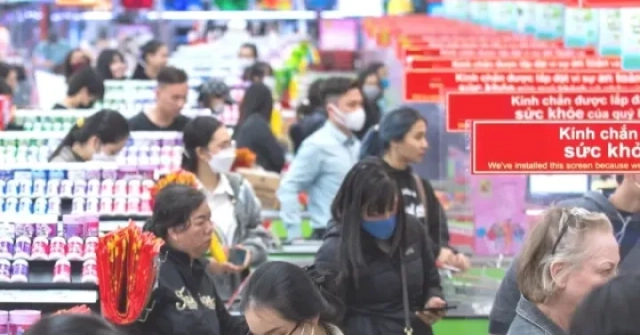 GDP tăng cao, vì sao túi tiền người dân vẫn ‘mỏ...