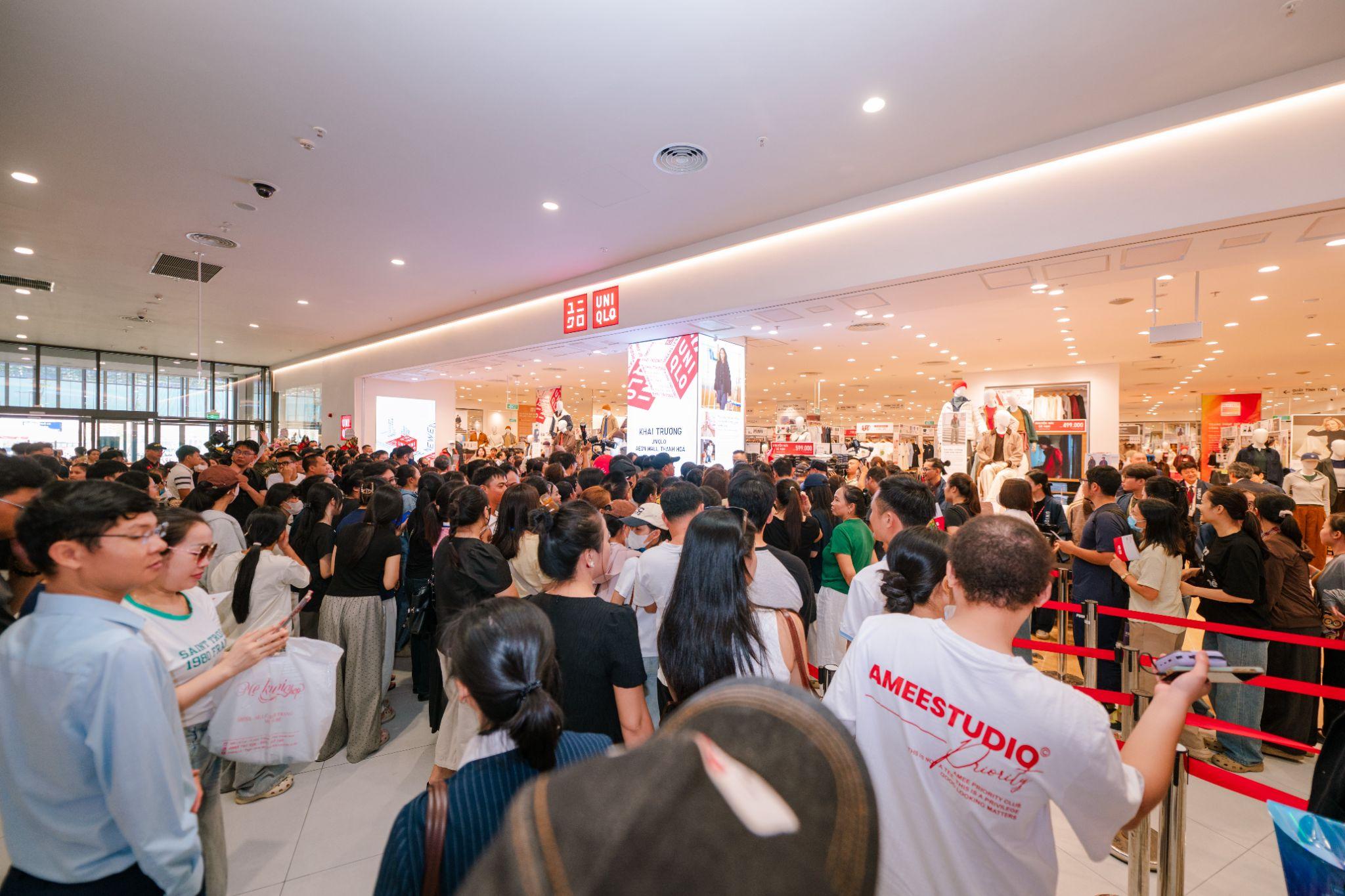 Không khí náo nhiệt tại khu vực cửa hàng UNIQLO trong ngày đầu khai trương