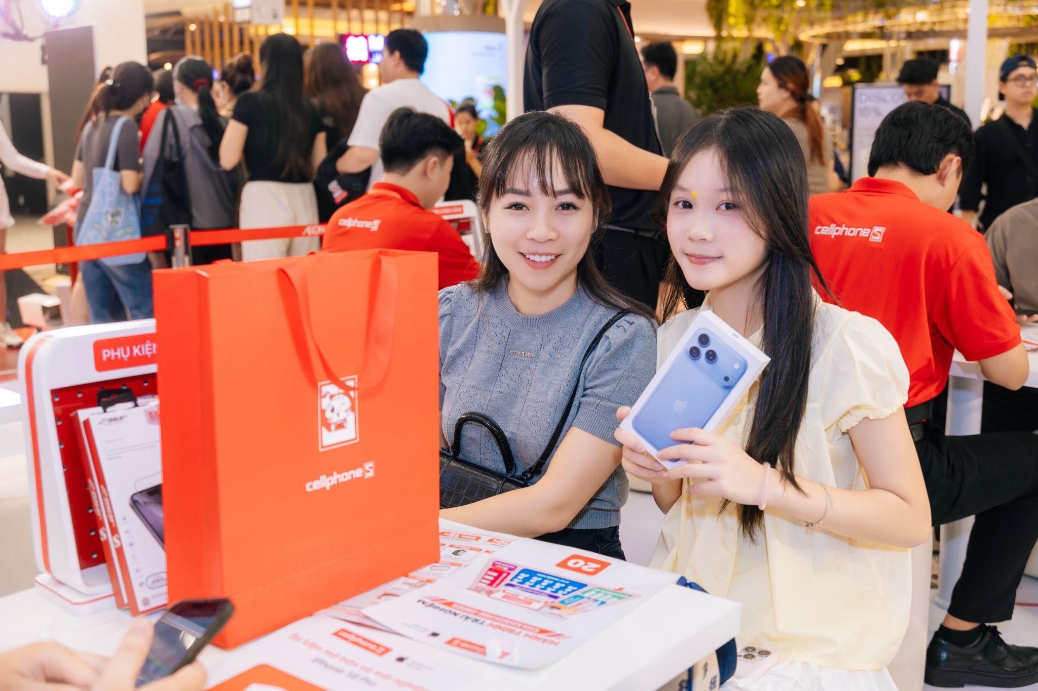 Khách hàng trải nghiệm sản phẩm iPhone tại CellphoneS.