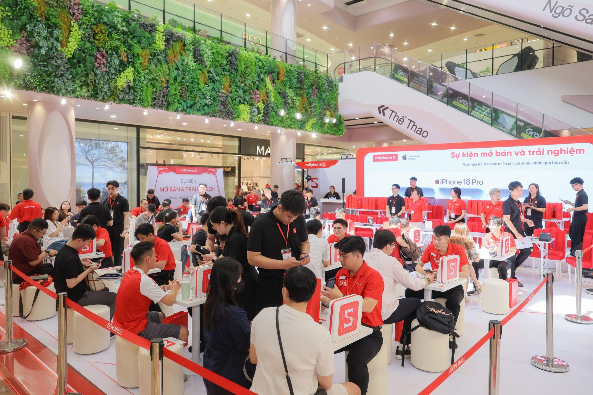 Khách hàng mua sắm iPhone tại cửa hàng CellphoneS.