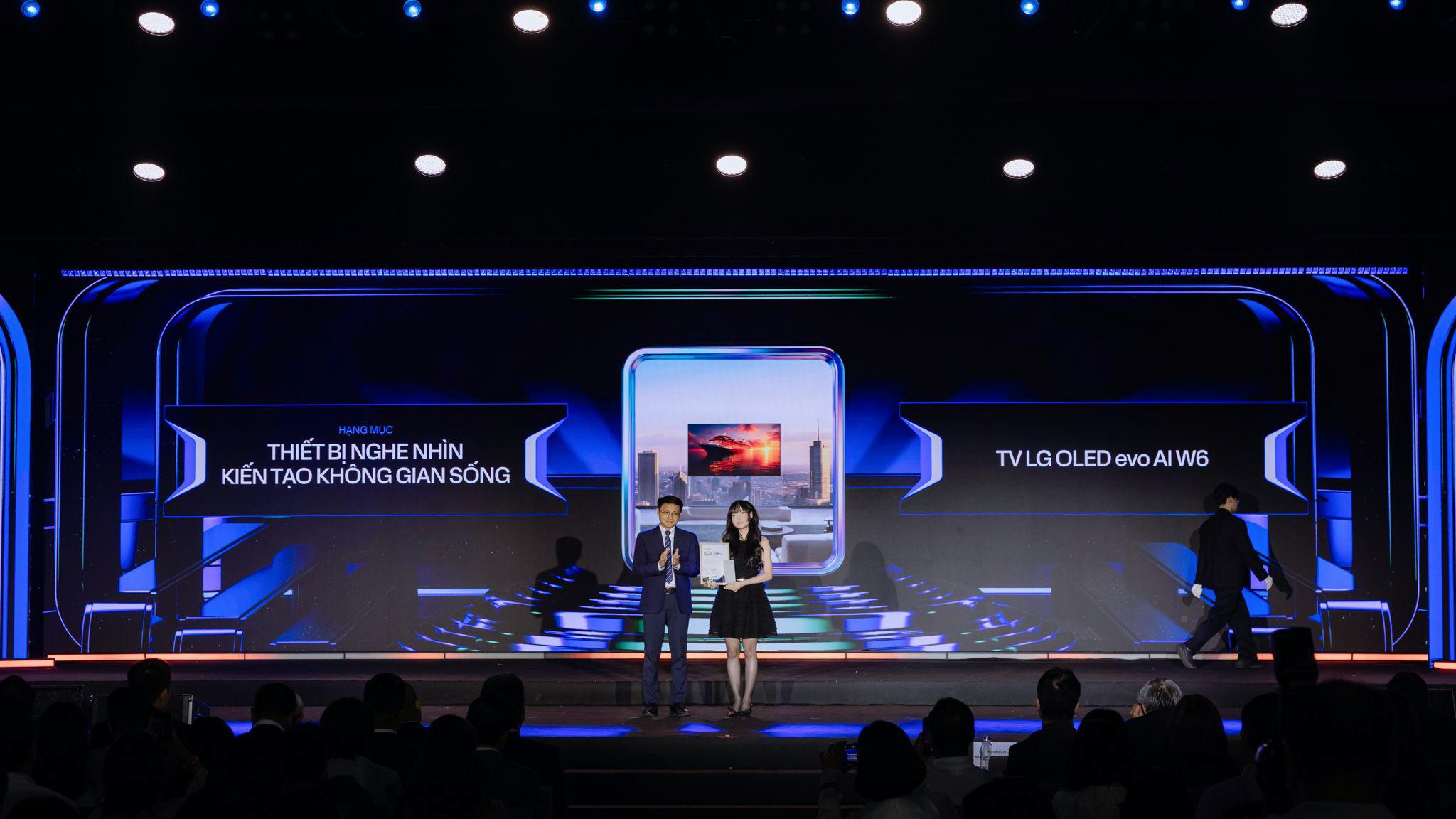 Khoảnh khắc TV LG OLED evo AI W6 được ghi nhận với giải thưởng "Thiết bị nghe nhìn kiến tạo không gian sống" tại Better Choice Awards 2026.