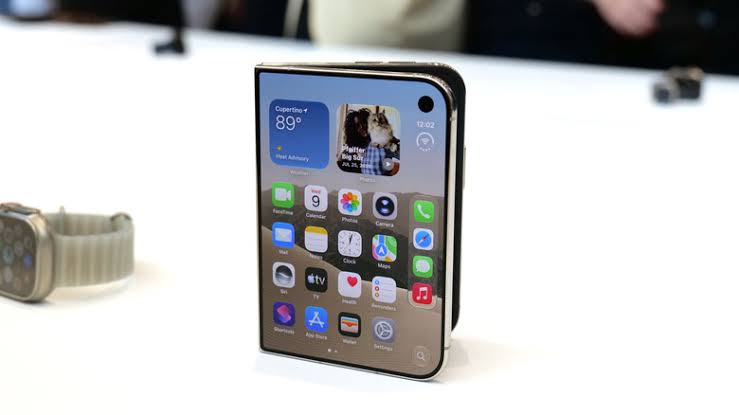 iPhone Duo khi gập màn hình. (Ảnh: Engadget)