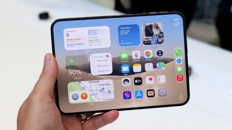 iPhone Duo khi mở rộng màn hình. (Ảnh: Engadget)