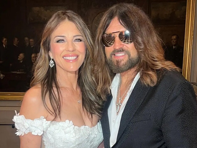 Khoảnh khắc hạnh phúc của cặp đôi Billy Ray Cyrus và diễn viên Elizabeth Hurley