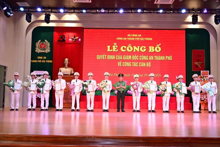 Thiếu tướng Bùi Quang Bình, Giám đốc Công an TP Hải Phòng trao quyết định và tặng hoa chúc mừng các cán bộ được điều động, bổ nhiệm giữ chức vụ trưởng các phòng nghiệp vụ Công an TP Hải Phòng. Ảnh: CATP Hải Phòng