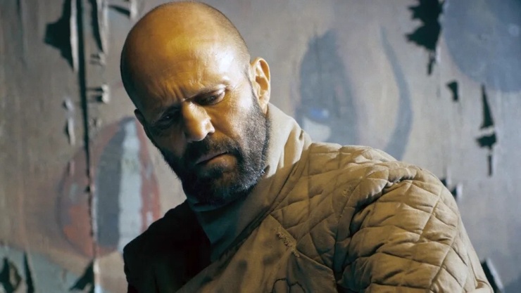 Trong “The Beekeeper” (2024), Jason Statham vào vai Adam Clay, người đàn ông có quá khứ bí ẩn bước vào cuộc chiến chống lại đường dây lừa đảo và những thế lực đứng sau.