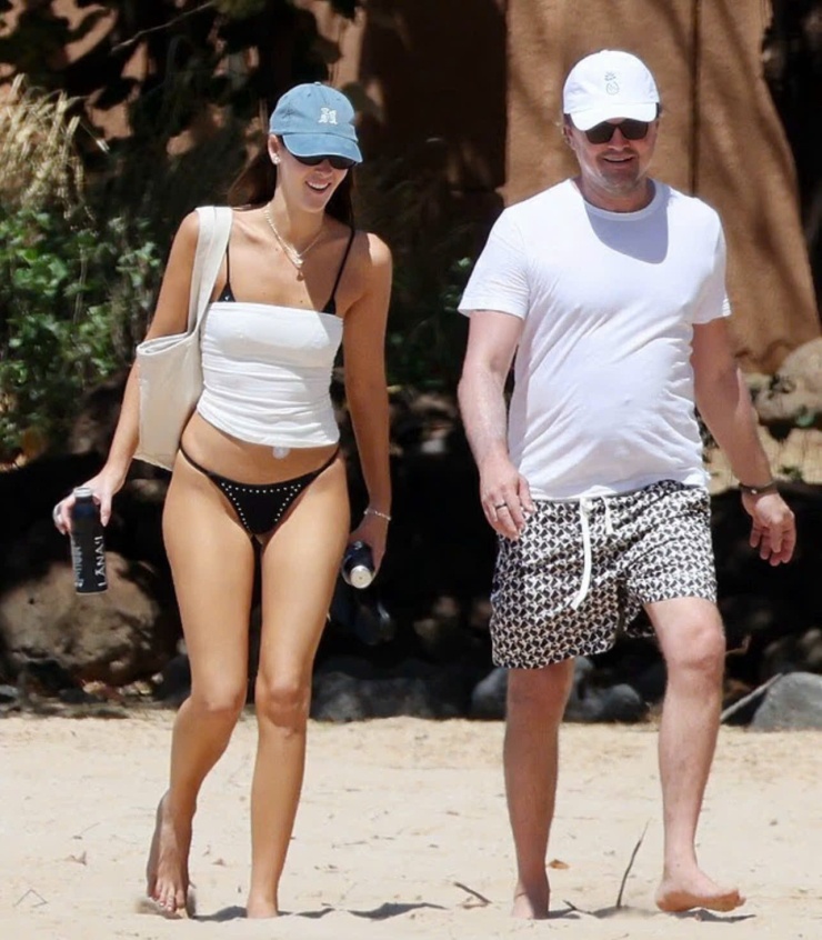 Leonardo DiCaprio cùng bạn gái trong chuyến du lịch biển vừa qua. 