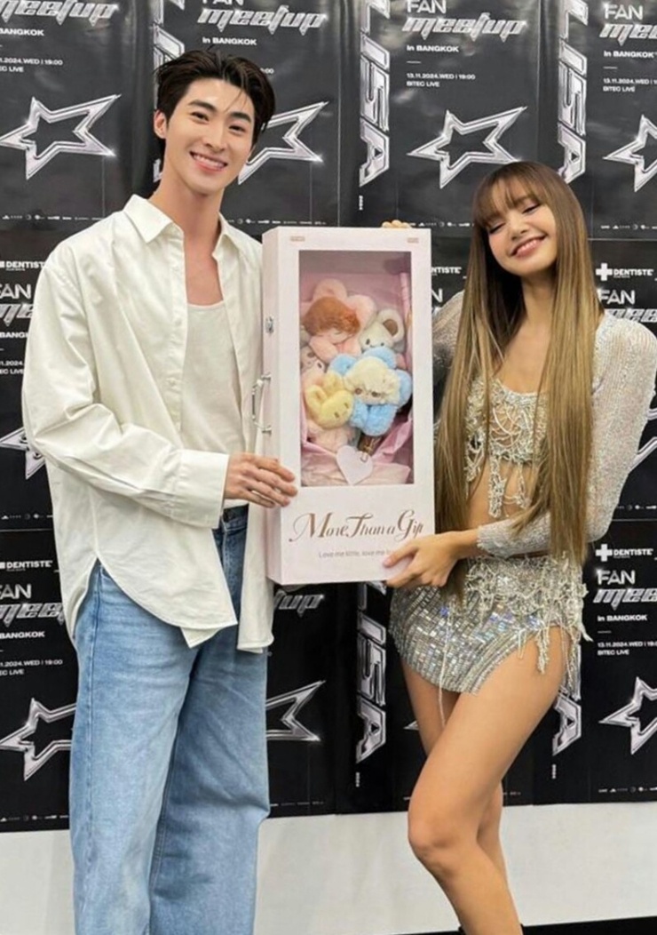 Lisa và Blue. Ảnh: Instagram