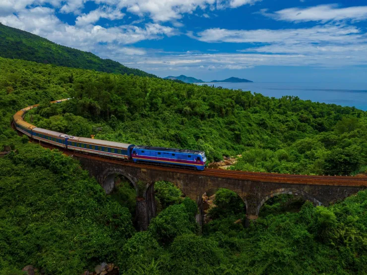 Tuyến tàu hoả đoạn qua đèo Hải Vân trong chặng Huế - Đà Nẵng. Ảnh: Hoàng Dưỡng