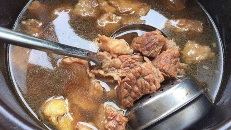 Bò kho hấp dẫn bởi thịt bò mềm thơm, thấm gia vị cùng nước sốt đậm đà