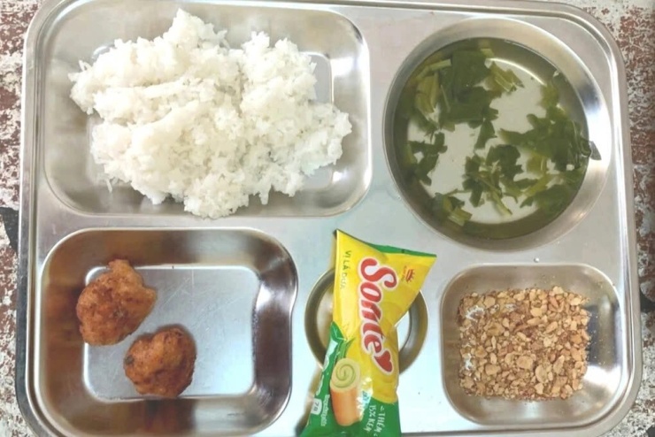 Khay cơm bán trú tại Trường Tiểu học Lập Thạch 1 được phụ huynh đăng tải trên mạng xã hội.