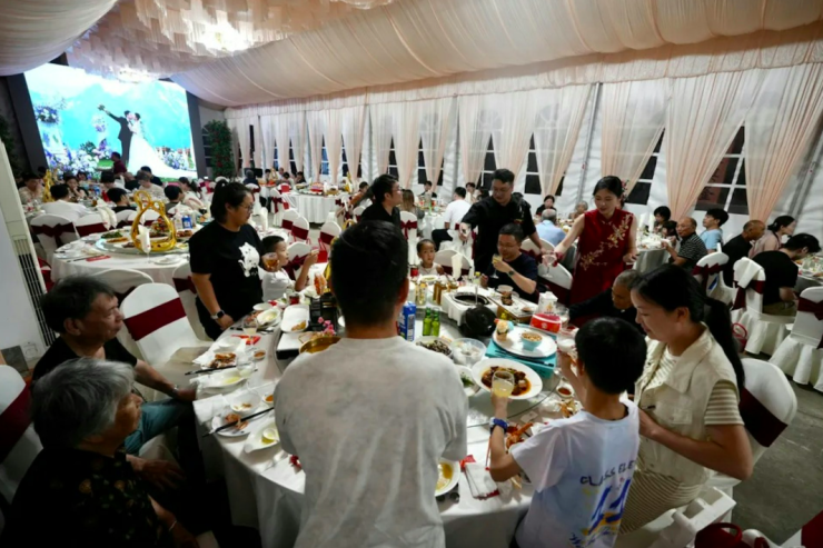 Toàn bộ nghi lễ chỉ gồm một bài phát biểu ngắn 41 giây của người cha, tiếp theo là lời chúc ngắn gọn "ăn uống ngon miệng" trước khi bữa ăn bắt đầu. Ảnh HK01