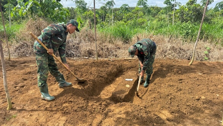 Cán bộ, chiến sĩ Đội K76 quy tập hài cốt liệt sĩ (ảnh: Đội K76)