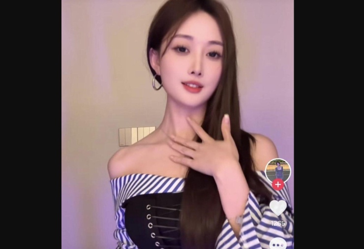 Wan An'an hát trên trong một buổi livestream ngay trước ngày xảy ra tai nạn. Ảnh: QQ