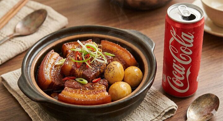 Trong Coca-Cola có sẵn màu caramel nhóm IV. Khi kho lâu trên lửa, lượng đường trong nước ngọt cô đặc lại và bao bọc quanh miếng thịt, tạo ra màu nâu đỏ cánh gián bóng bẩy.