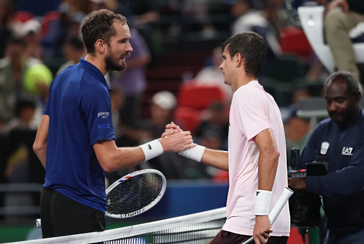 Medvedev có hành động không đẹp tại bán kết Thượng Hải Masters