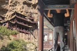 Nam TikToker gây phẫn nộ vì đu xà trong chùa cổ, cảnh sát vào cuộc điều tra