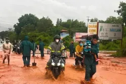 Mưa kỷ lục 64 năm tại nơi khô hạn nhất cả nước