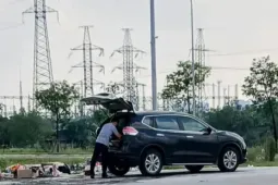 Truy tìm người đàn ông lái ô tô đổ rác bên đường có biển cấm
