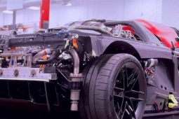 Tesla hé lộ quá trình phát triển siêu xe biết bay