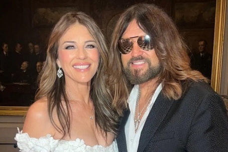 Bố Miley Cyrus 'đính hôn với Elizabeth Hurley'