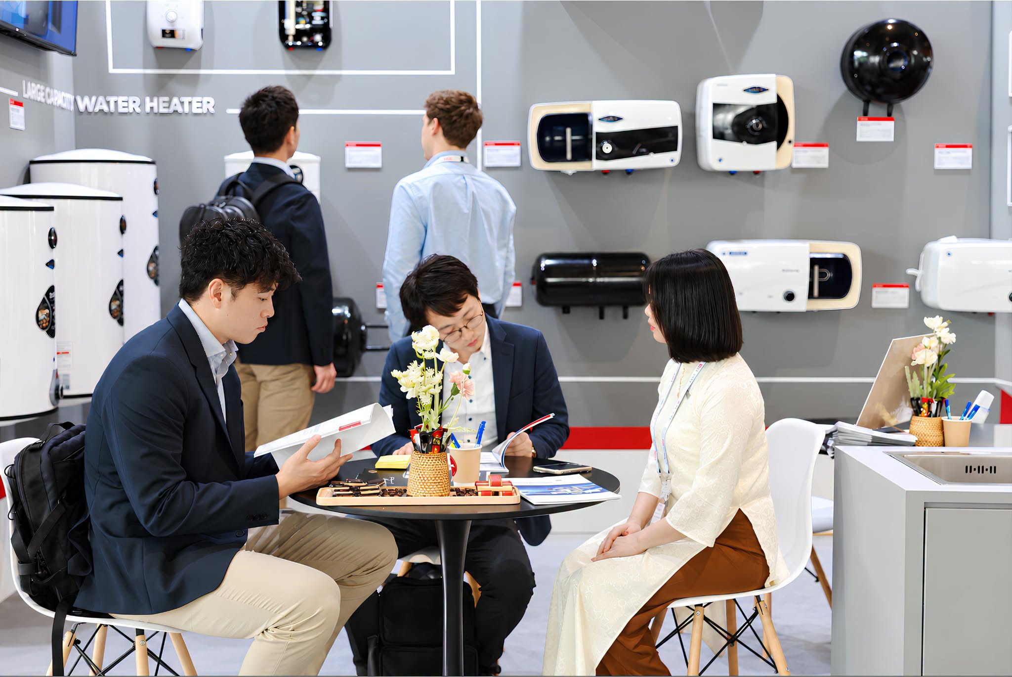 Bình nước nóng Sơn Hà xuất hiện nổi bật tại Triển lãm quốc tế.
