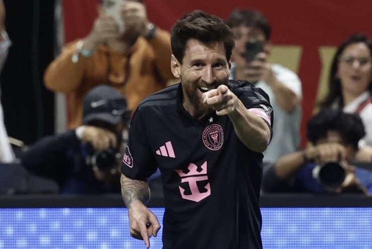 Messi khiến đối thủ xoay chóng mặt, tăng tốc trong cuộc đua 1.000 bàn thắng
