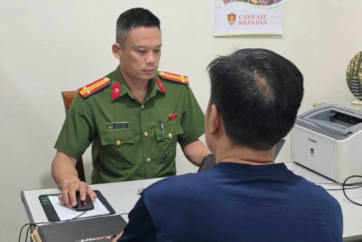 Công an làm việc với người đàn ông lái ô tô vứt rác bên đường gây phẫn nộ