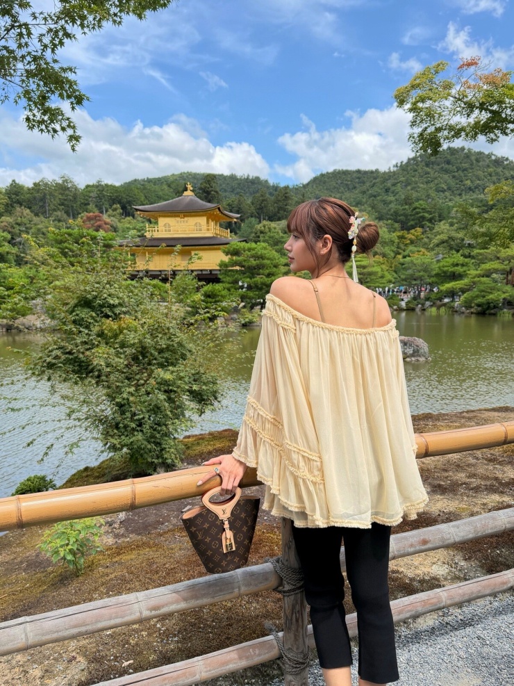 Lisa và bạn trai tin đồn cùng khoe ảnh đi Nhật - 6