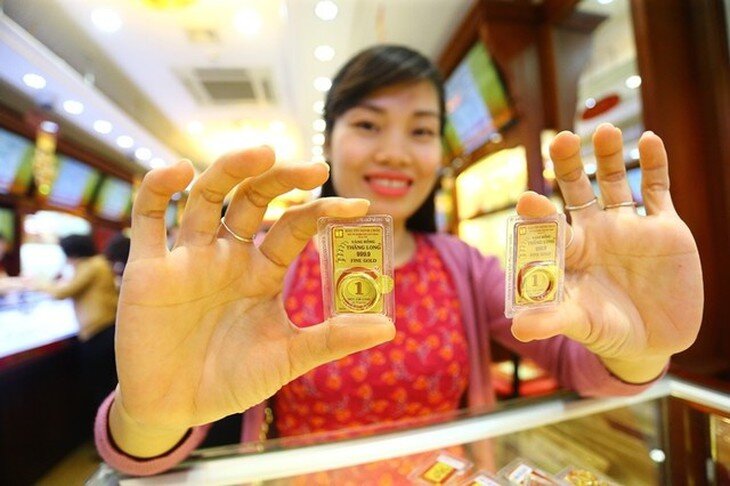 Từ nay, mua vàng từ 5 triệu đồng trở lên bắt buộc phải chuyển khoản. Ảnh: Lê Bảo