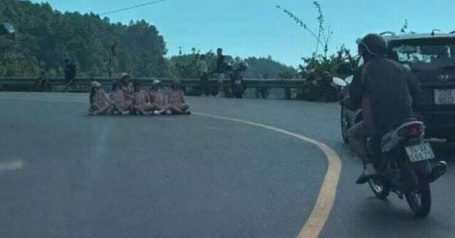 Xử phạt 6 phụ nữ ngồi "tạo dáng" chụp ảnh giữa khúc cua tử thần trên đèo Hải Vân