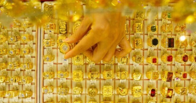 Giá vàng biến động, càng mua càng lỗ