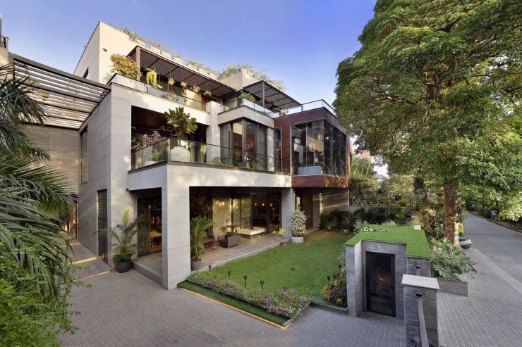 Ngôi nhà có tổng diện tích khoảng 1.200 m2 nằm tại khu Sushant Lok, Gurgaon (Ấn Độ), được thiết kế cho gia đình 4 thành viên thuộc ba thế hệ. Yêu cầu đặt ra cho kiến trúc sư là đảm bảo sự kết nối giữa các không gian sinh hoạt chung, đồng thời duy trì tính riêng tư cho từng thành viên.