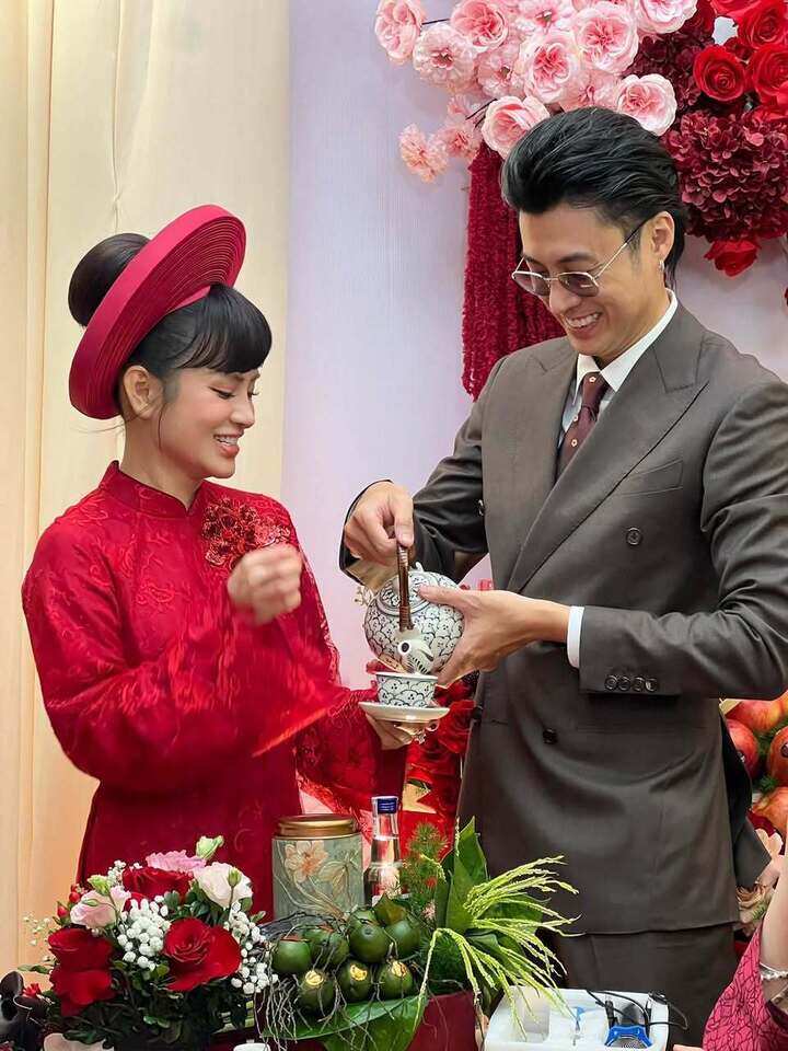 Diễn viên Vương Anh Ole tổ chức lễ ăn hỏi với bạn gái Hoàng Thị Ngọc Mai vào sáng 18/10.