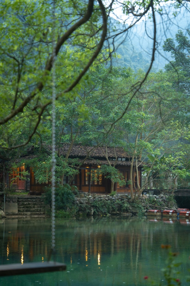 Rời khu vực suối Lê Nin, Đức tiếp tục ghé thăm khu vực sinh sống của người dân cách đó 3 km - hợp tác xã Mế. Ngắm nhìn khung cảnh núi rừng xanh mát, các homestay (ảnh) nằm dưới bóng cây tại hợp tác xã, Đức cảm thấy rõ sự bình yên. Nam du khách nghỉ đêm đầu tiên tại đây, giá phòng từ 800.000 đồng. "Cao Bằng xứng đáng là điểm đến chữa lành cho những ai muốn rời xa sự ồn ào nơi phố thị và tìm kiếm không gian yên tĩnh tuyệt đối", anh nói.