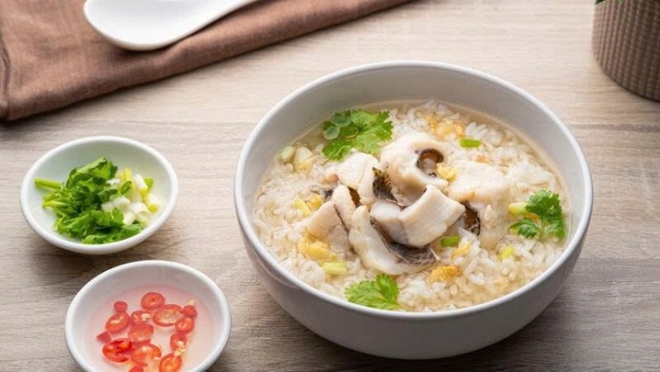 Cháo cá lóc kết hợp với rau đắng, cải xanh, cà rốt, mồng tơi hoặc bí đỏ không chỉ thơm ngon, dễ ăn mà còn bổ sung vitamin