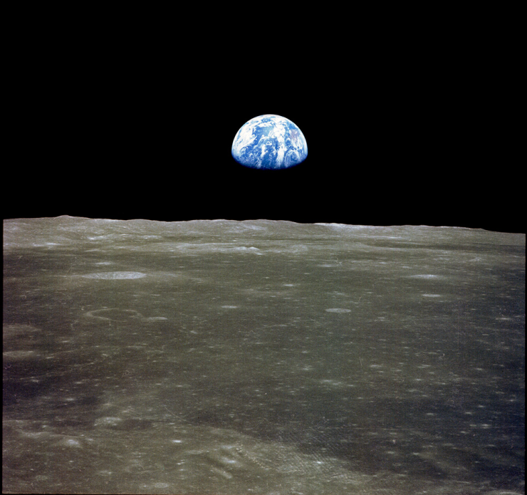 Hình ảnh Trái Đất mọc (Earthrise) khi tàu Apollo 11 di chuyển vòng qua rìa Mặt Trăng, để lộ một Trái Đất đơn độc lơ lửng giữa vực thẳm đen tối của không gian. Nguồn: NASA