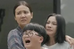 'Con trai' Huyền Lizzie khiến khán giả khóc