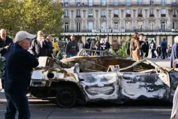 Tổng thống Macron bị chỉ trích vì đi xem hoà nhạc khi nước Pháp chìm trong bạo loạn