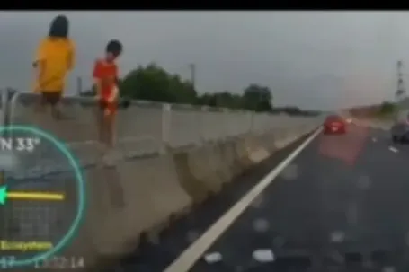 Phát hoảng 2 trẻ nhỏ leo trèo trên dải phân cách cao tốc Biên Hòa - Vũng Tàu