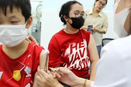 4 học sinh TPHCM mắc não mô cầu, phụ huynh cuống cuồng kiểm tra sổ tiêm chủng