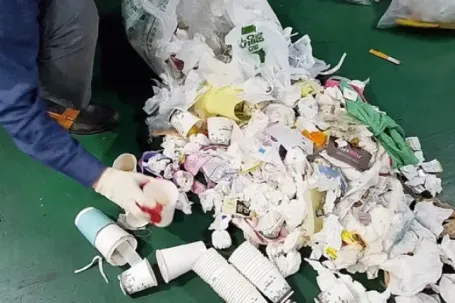 Người thu gom rác nhặt được gần 500 triệu đồng và hưởng toàn bộ sau 6 tháng