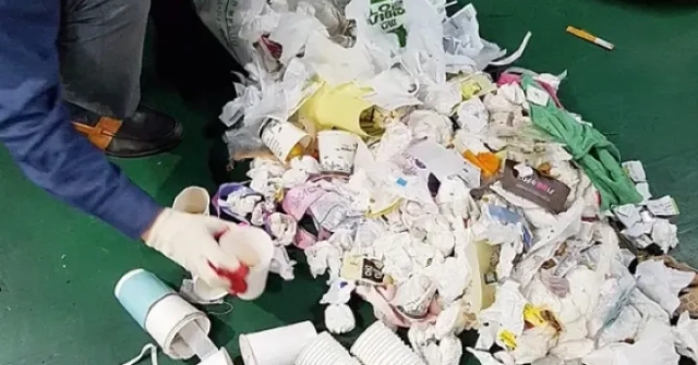 Người thu gom rác nhặt được gần 500 triệu đồng ...