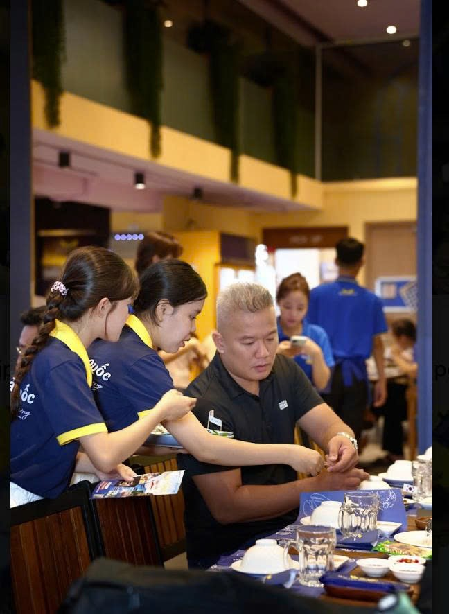 Thực khách trải nghiệm hải sản trực tiếp ngay tại quầy sampling ở chi nhánh Hải Sản Hoàng Gia.