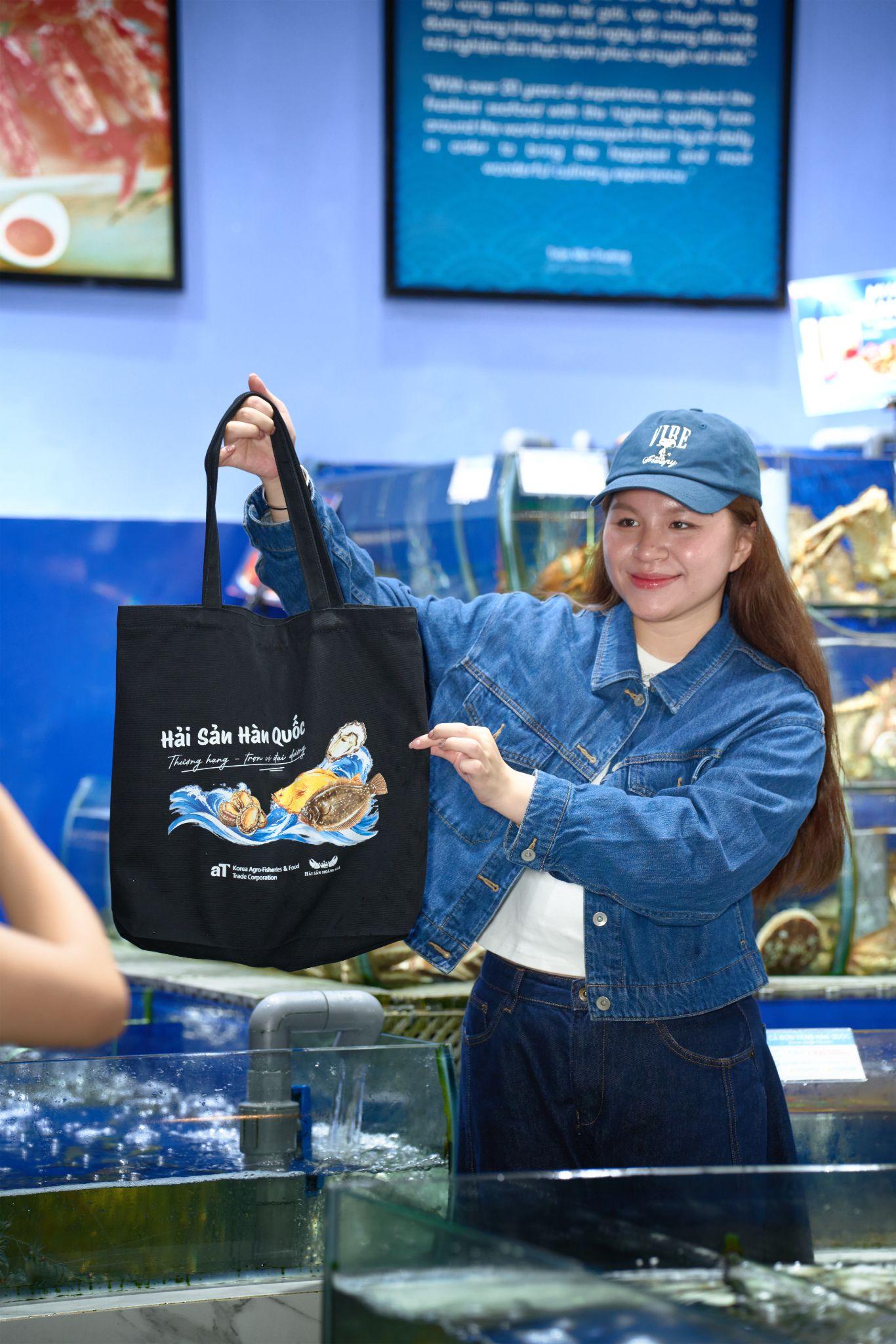 Khách hàng thích thú tham quan, mua sắm và nhận những phần quà hấp dẫn trong chuỗi ngày diễn ra Premium K-Seafood Festival.