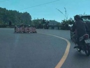 Xử phạt 6 phụ nữ ngồi "tạo dáng" chụp ảnh giữa khúc cua tử thần trên đèo Hải Vân